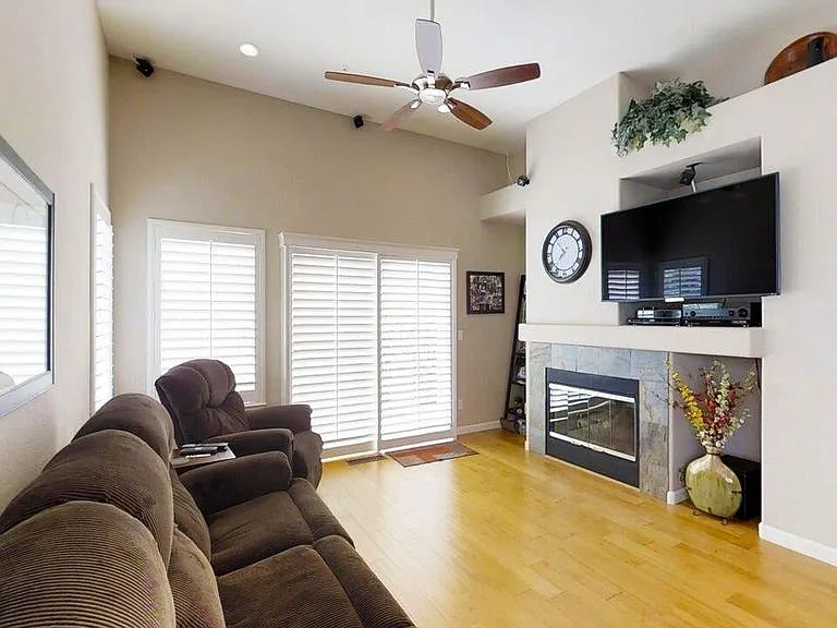 153 Trent Dr — Photo 2