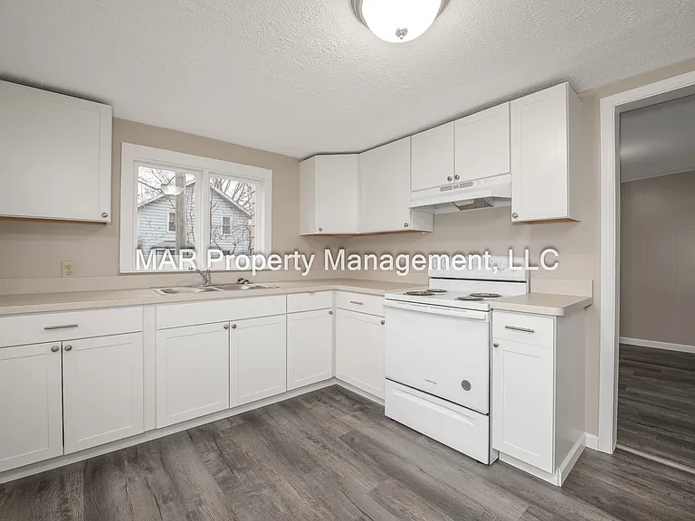 251 W Harris Ave — Photo 4