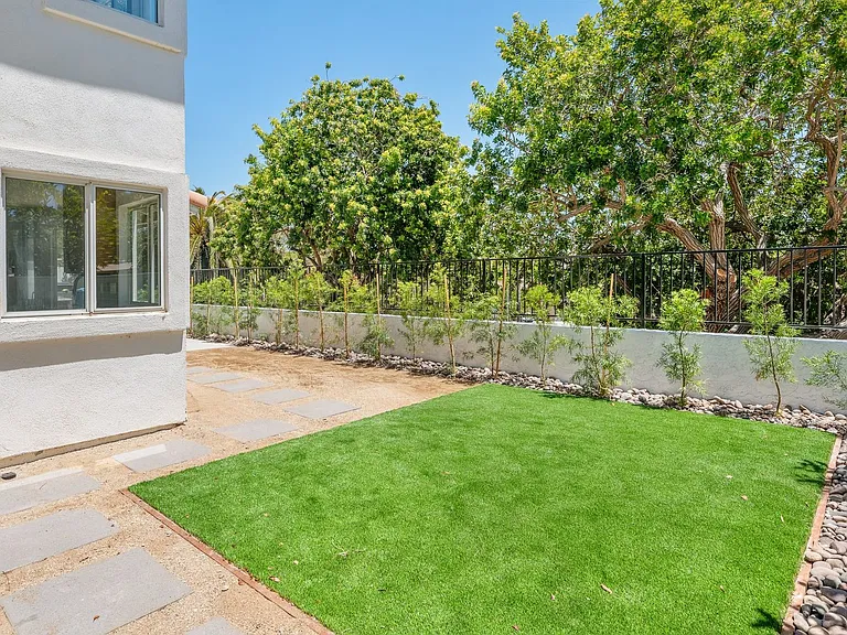 4543 Avenida Manessa — Photo 24