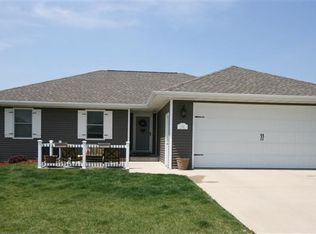 305 Lezlie Dr, Peosta, IA 52068