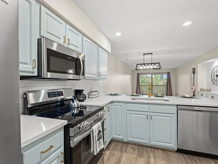 412 Pinehurst Ln #15F — Photo 2