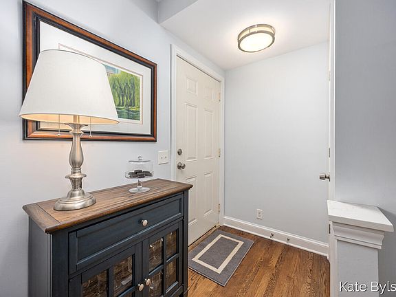 4th image of 1159 Lakeside Dr SE