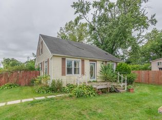 8901 Cooley Lake Rd, White Lake, MI 48386
