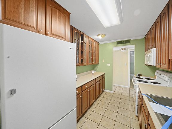 4th image of 910 Beau Dr Unit 203