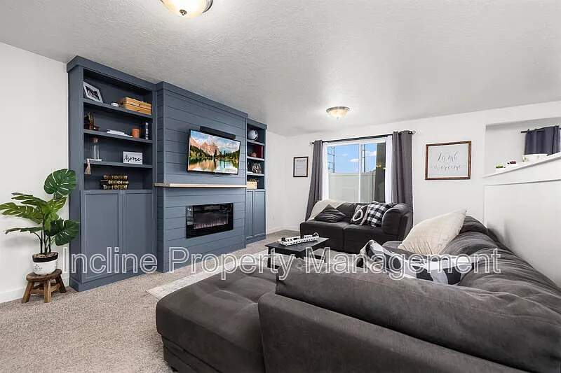 3 bed, 2.5 bath, 2326 sqft, $2,200 — Photo 3
