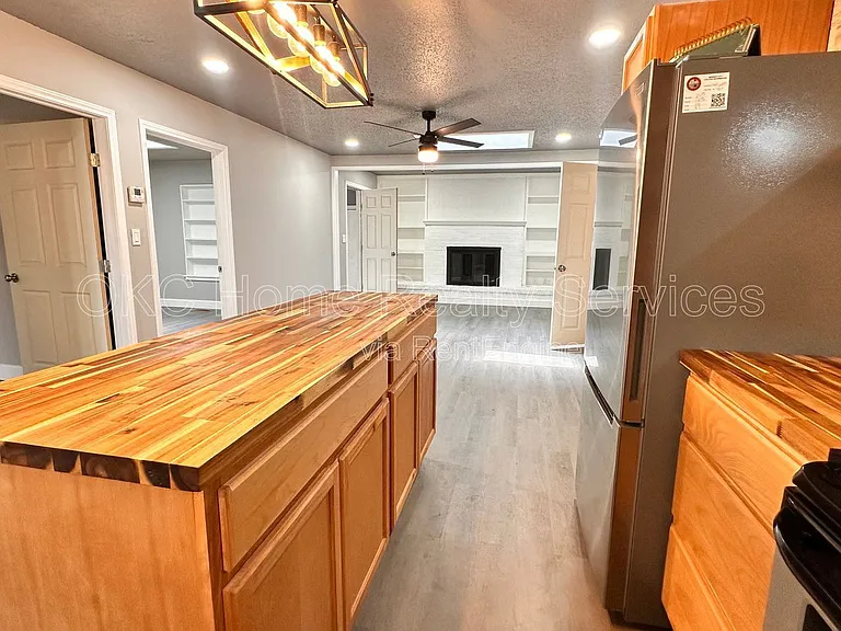 1617 N Christine Dr — Photo 7