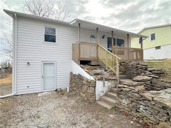 403 Highland Ave, Smithville, MO 64089