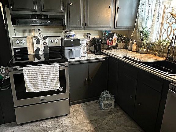 4th image of 108 Minden Ave