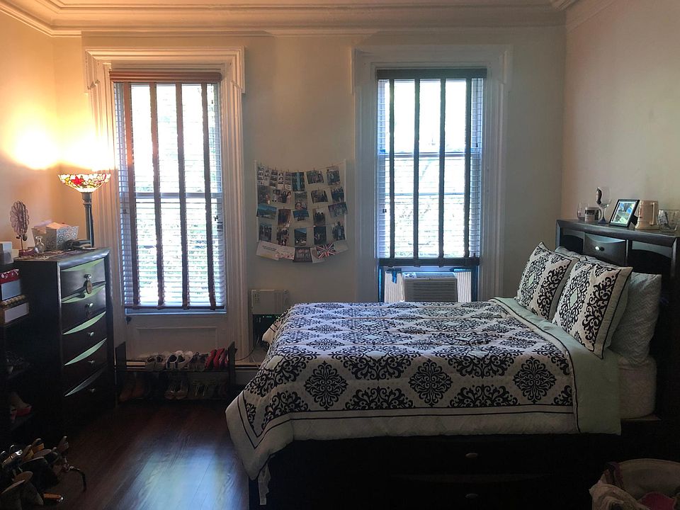 spacious bedroom with pleanty of sun light and high ceilings
