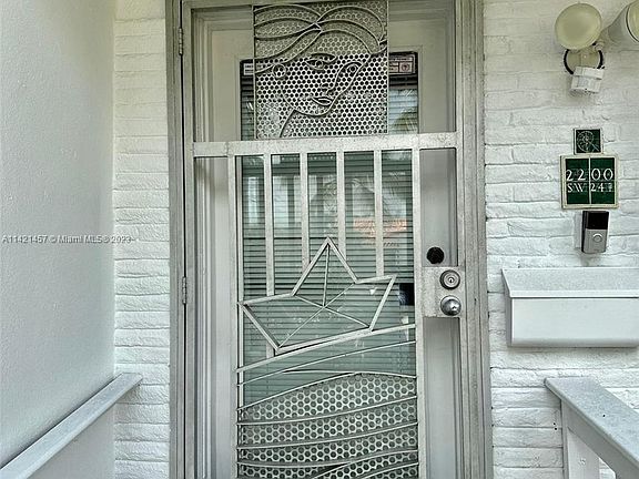 5th image of 2200 SW 24th St