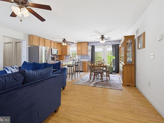 4th image of 926 Sweetbay Ln