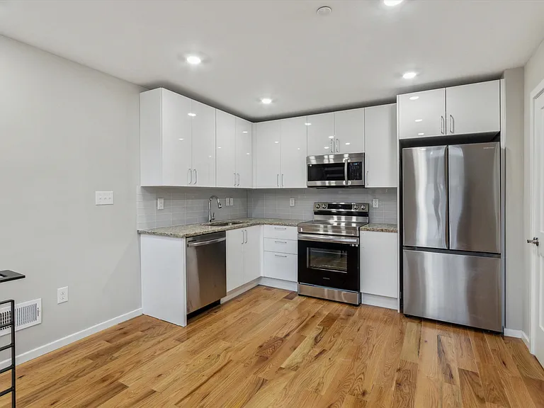 1515 W Stiles St #22 — Photo 10