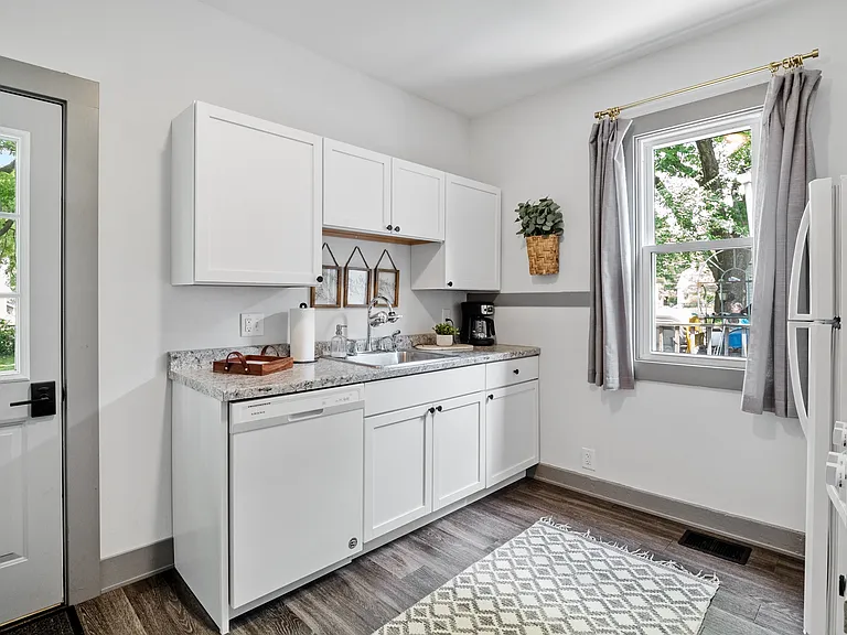 3615 Manhattan Ave — Photo 9