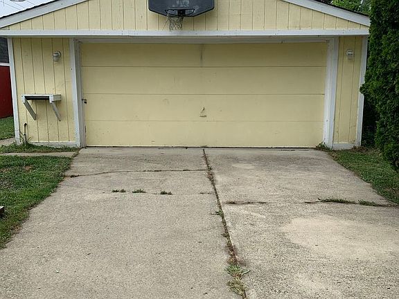 2nd image of 26319 Chippendale St