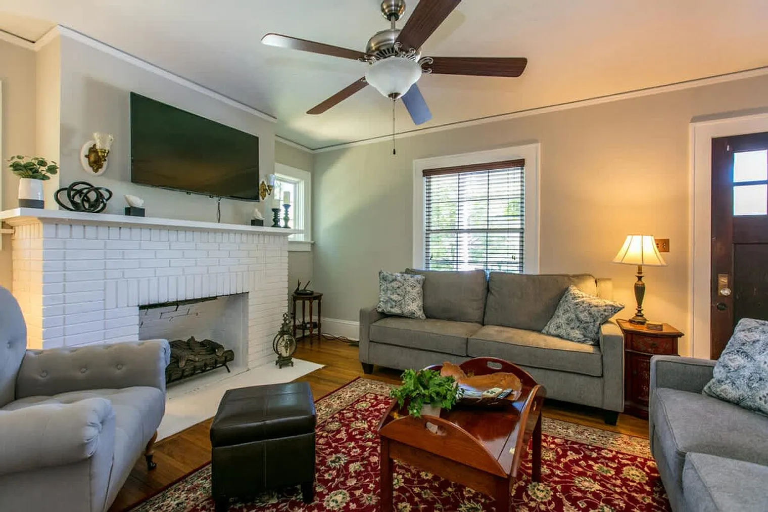 5 bed, 2.0 bath, 2098 sqft, $6,036 — Photo 4