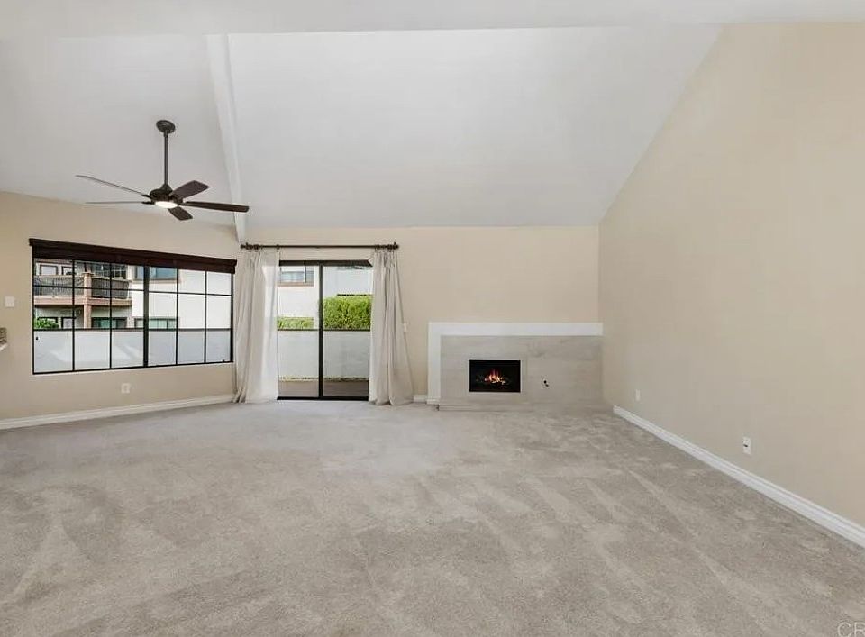 Front entry / Livingroom