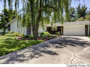 615 Black Hills Dr, Taylorville, IL 62568
