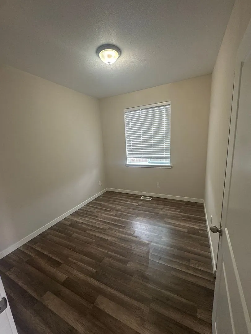 single story with garage — Photo 3