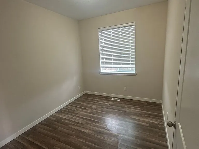 1413 Hardcastle Ave — Photo 3