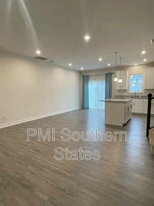 3 bed, 2.5 bath, 1400 sqft, $1,780 — Photo 3