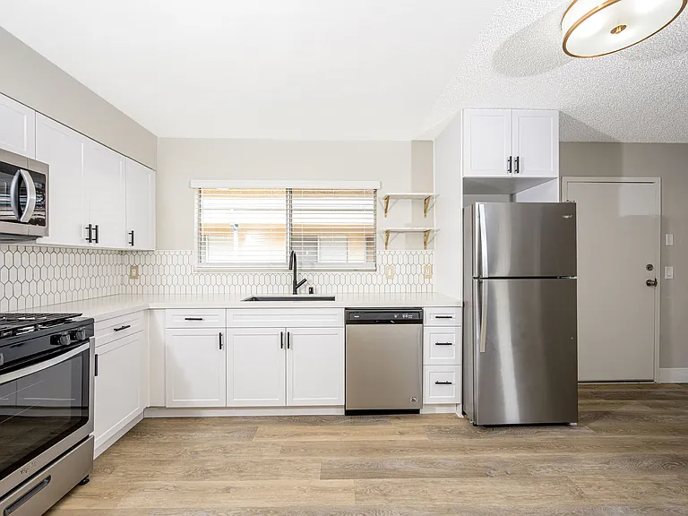 535 N Hobart Blvd — Photo 17