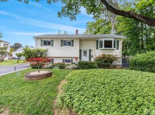 136 Lee Dr, Middlesex, NJ