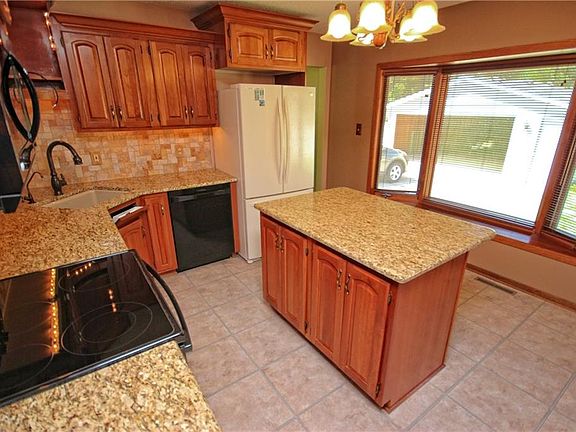 5th image of 3300 Ashwood Dr