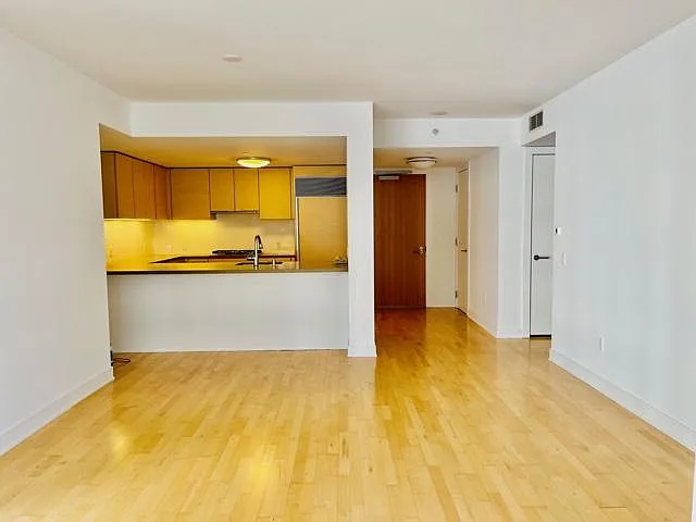 301 Mission St #3J — Photo 2