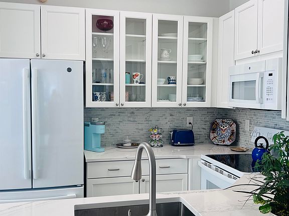 3rd image of 33101 Harbour Vista Cir