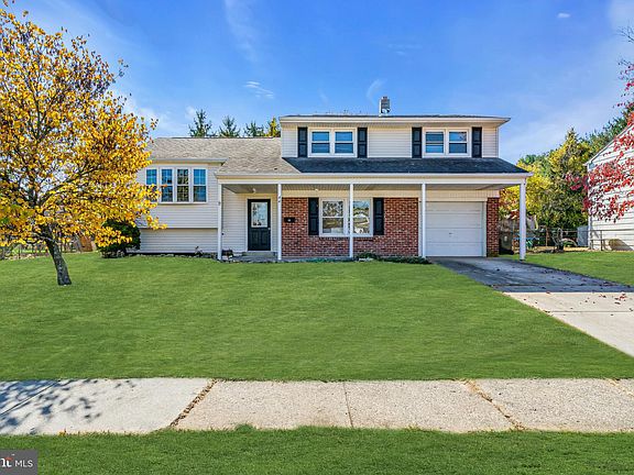 5th image of 44 Evergreen Ln