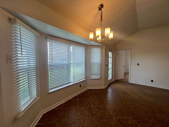 4th image of 2807 Hemlock Dr