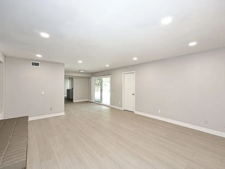 2131 E Geneva Dr — Photo 10