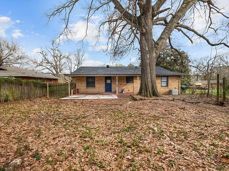 2335 Pleasant Dr — Photo 20