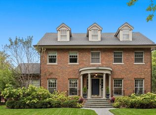 121 Robsart Rd, Kenilworth, IL 60043