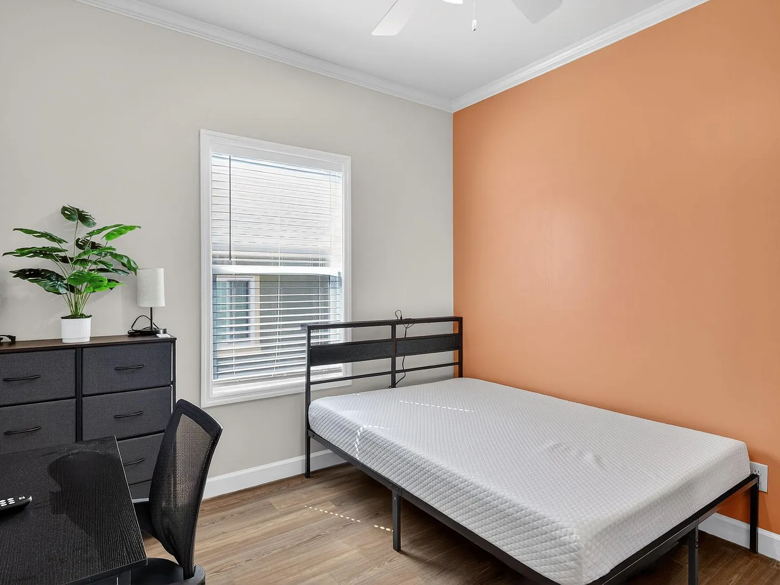 4 bed, 3.0 bath, 1900 sqft, $979 — Photo 3