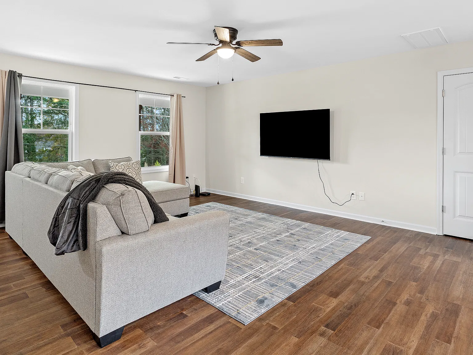 3 bed, 2.5 bath, 1451 sqft, $2,300 — Photo 3