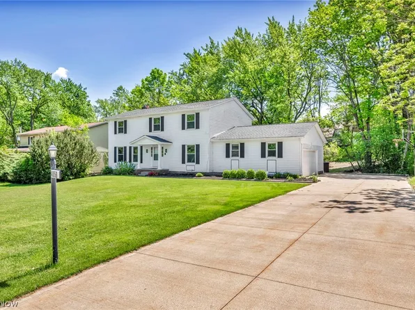 4056 Lake Park Dr, Brecksville, OH 44141