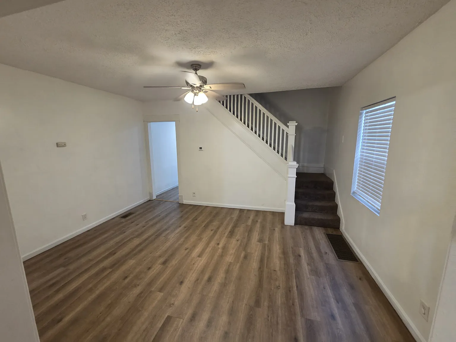 3 bed, 1.5 bath, 1378 sqft, $1,100 — Photo 3