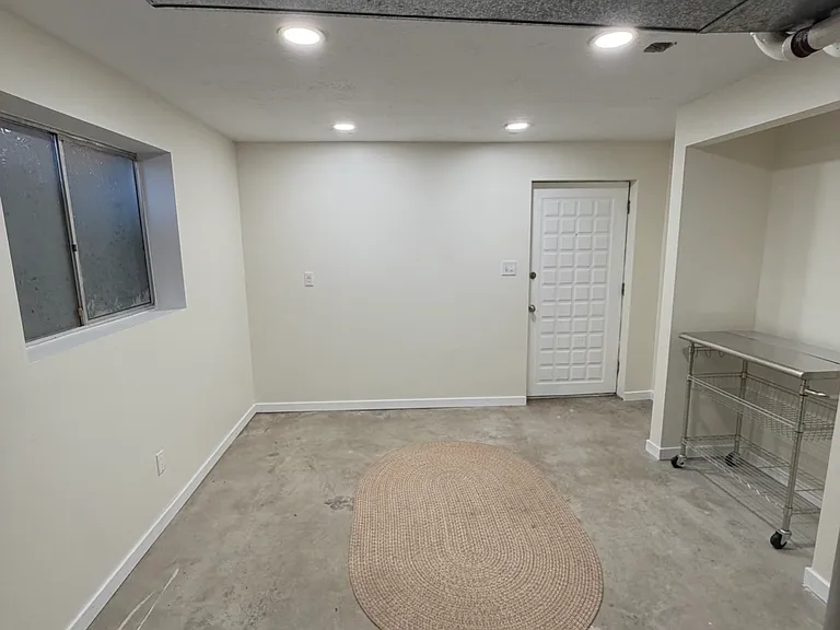 -Laundry room with access to the backyard
-Downstair