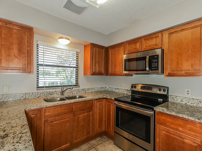 1424 Covington Ct — Photo 8