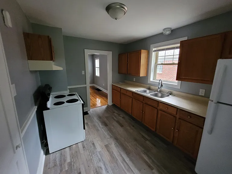 813 W 33rd St — Photo 15