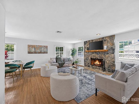 3rd image of 26 Inglewood Ln