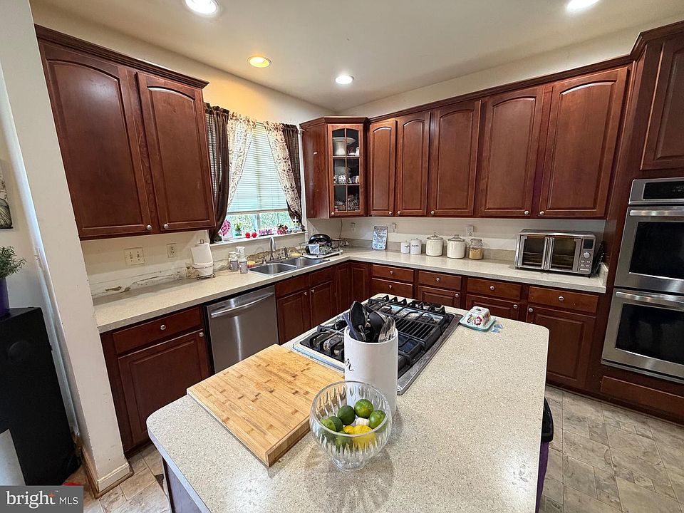 2nd image of 927 Fairwood Dr