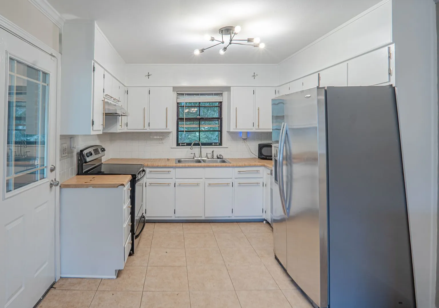 Charming 3BR Brick Ranch in Smyrna | Hardwood Floors, Fenced Backyard & Convenient Location — Photo 3