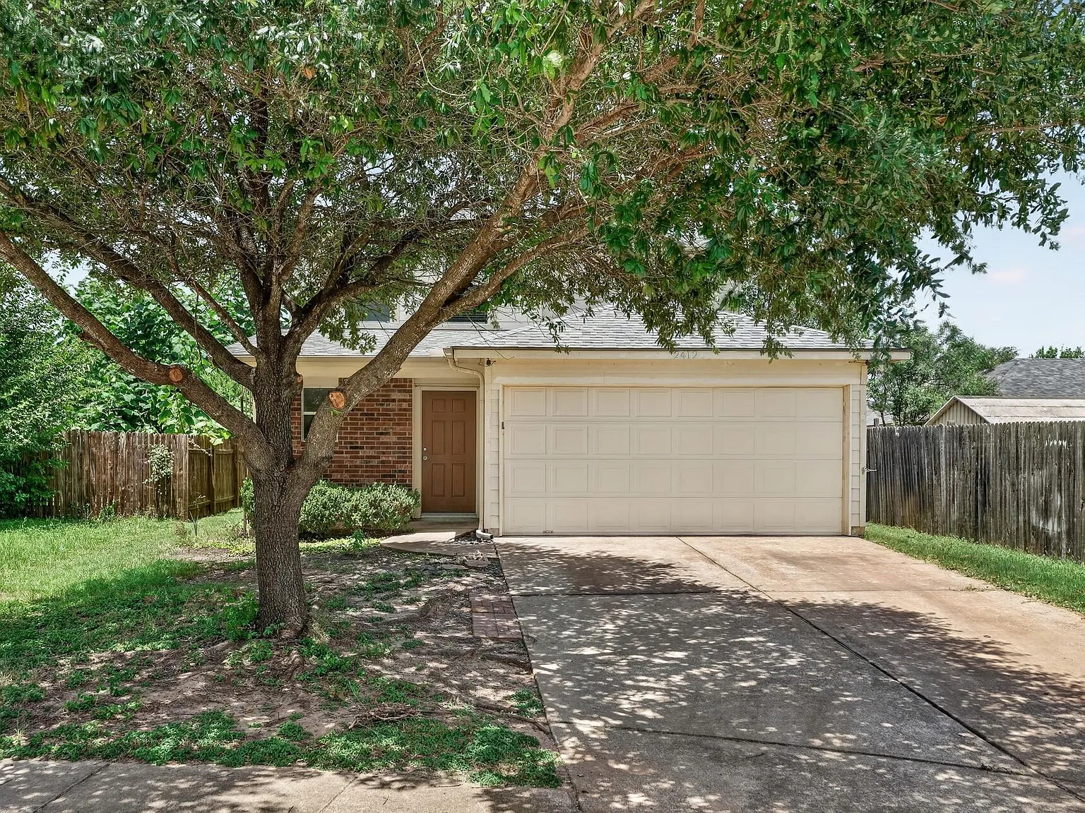 5 bed, 2.5 bath, 1776 sqft, $2,100 — Photo 2