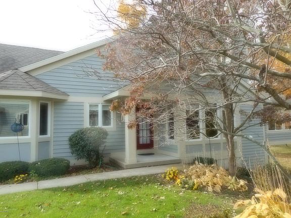 3rd image of 7722 Greenbrier Dr NE