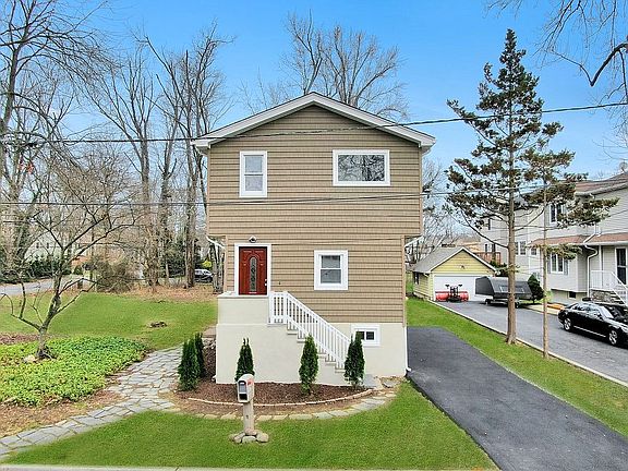 4th image of 26 Center Dr