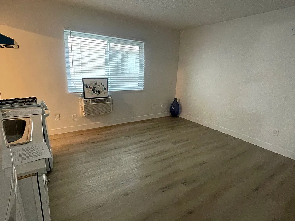 7744 Reseda Blvd #5