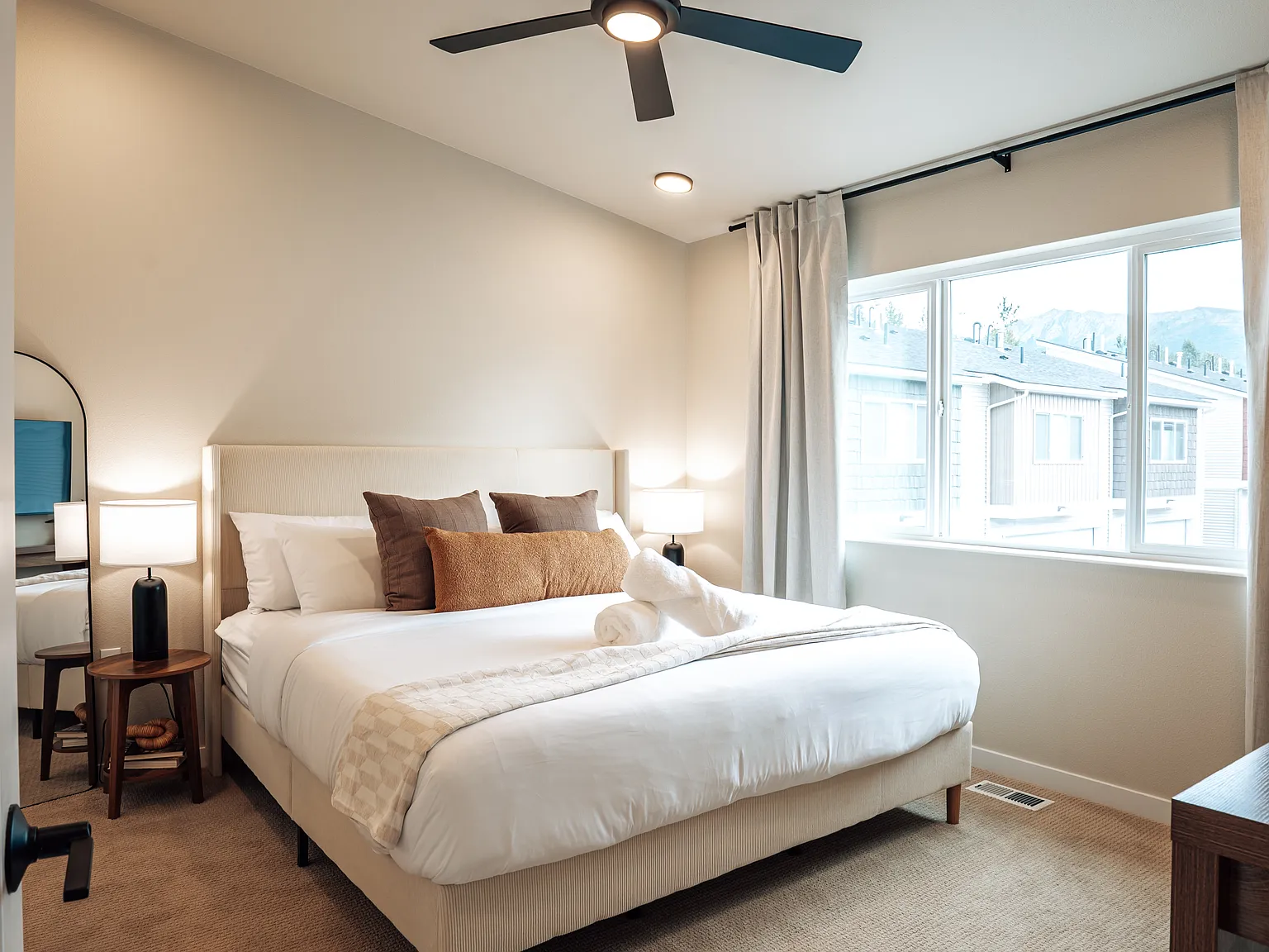 2 bed, 916 sqft, $2,850 — Photo 1