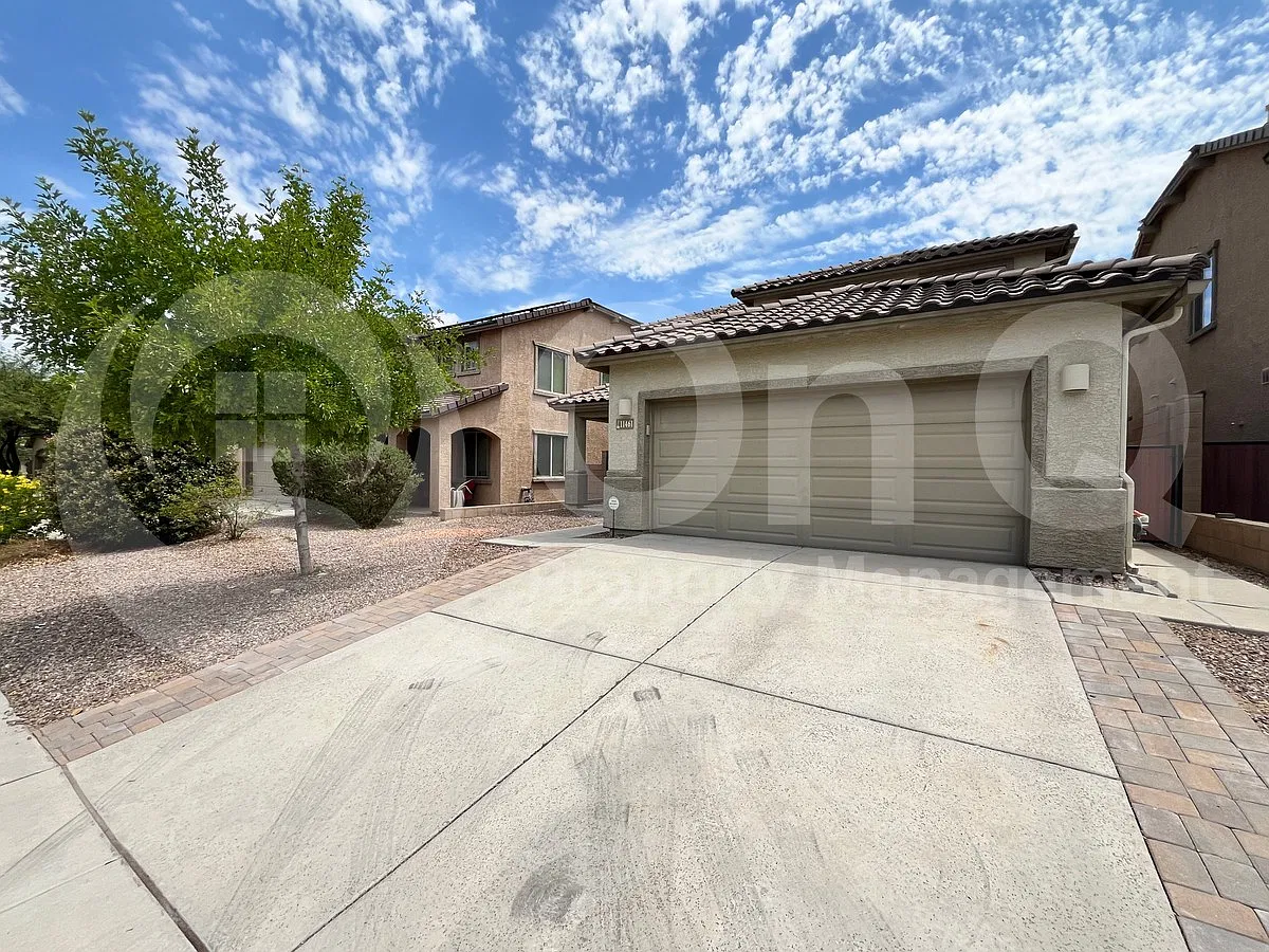 4 bed, 3.5 bath, 2247 sqft, $2,049 — Photo 2